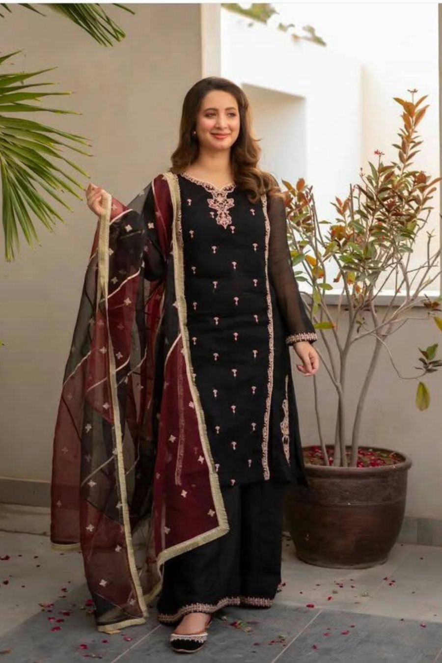 OMAL KOMAL 3PC EMBORIDED LAWN 092-IN